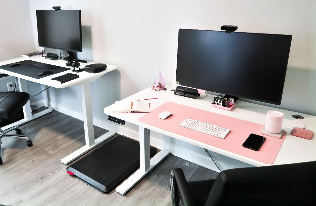 To hævesænkebord med computere på kontor